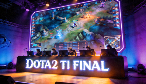 DOTA2 TI 决赛舞台灯光下的选手对战席大屏画面